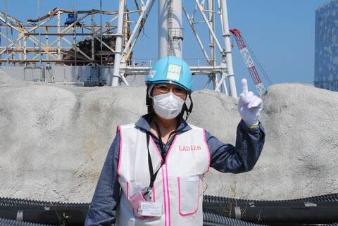 福島原発構内２号機前を視察する筆者。放射線量は１２μSv/h