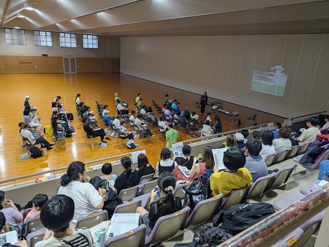 分科会「被爆電車に乗って」会場の模様。午後には広島電鉄本社前から、実際に被爆電車に乗って、ガイドの案内を聞きながら市内を巡った。