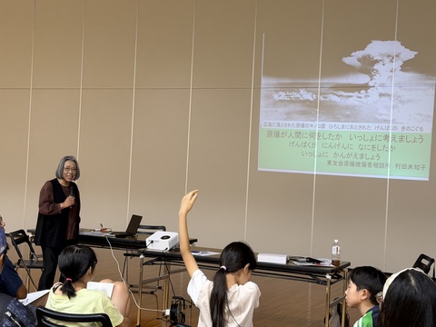 参加者に語りかけながら講演する村田未知子氏